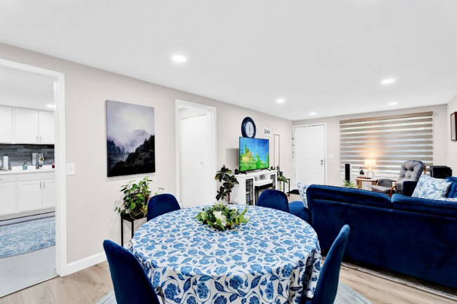 Building Photo - 6 Roanoke Ln