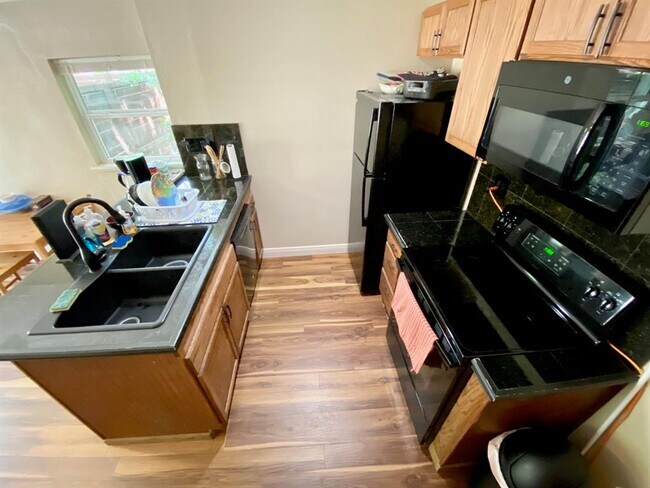 Foto del edificio - 3711 Vineland Dr