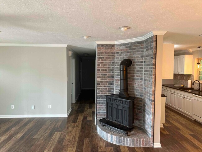 Building Photo - 912 Brentwood Dr