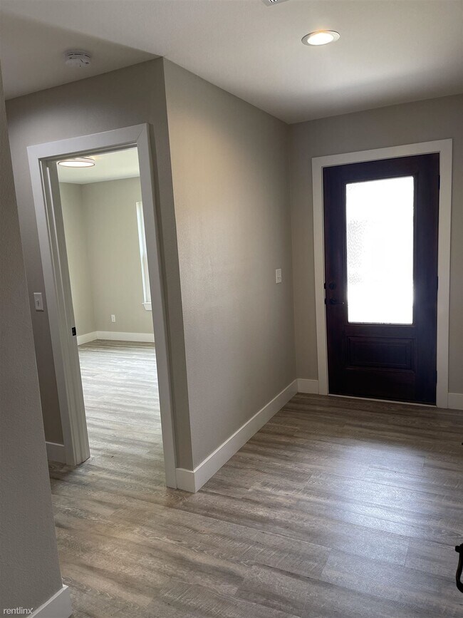 Building Photo - 3 br, 2 bath Duplex - 102 Briana Villa 102...