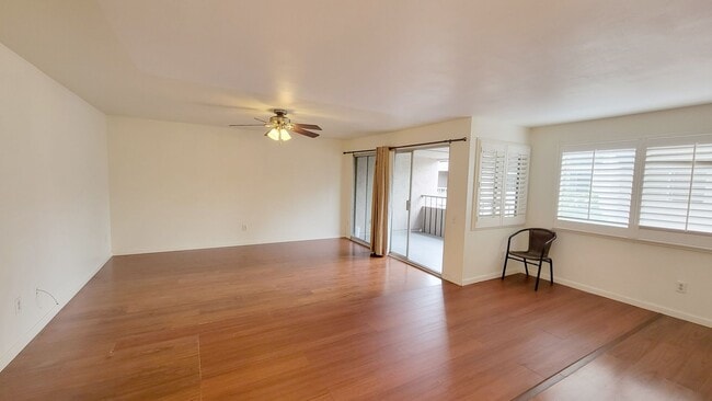 Building Photo - 3 bd/2 ba Townhouse close to USD.
