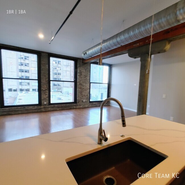 Building Photo - Large 1 bedroom loft in West Bottoms