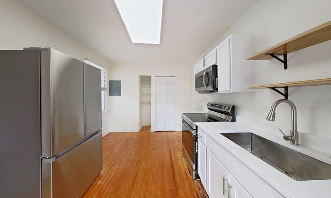 Foto del edificio - Pristine Neptune Beach Efficiency Unit Remodel: 2 Blocks to the Sand and Walkable to Everything!