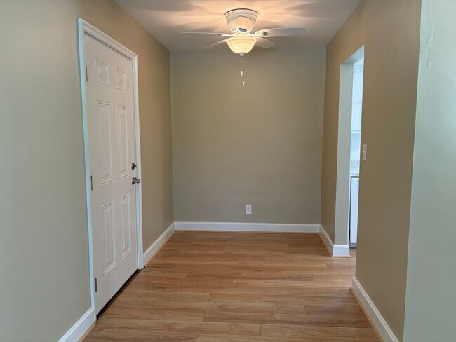 Building Photo - 3 Bedroom, 1 Bathroom House in High Point!
