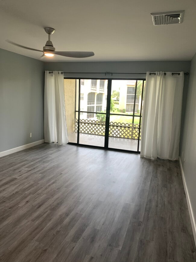 Big Living Room - 2050 Oleander Blvd