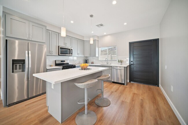 Foto del edificio - 8436 Oakdale Ave