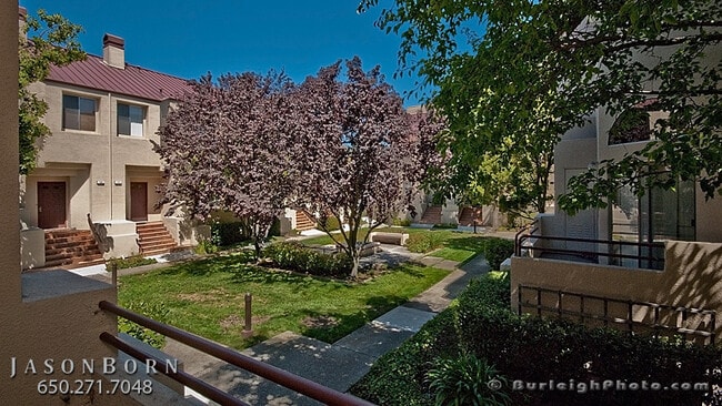 Photo - 129 E Court Ln House