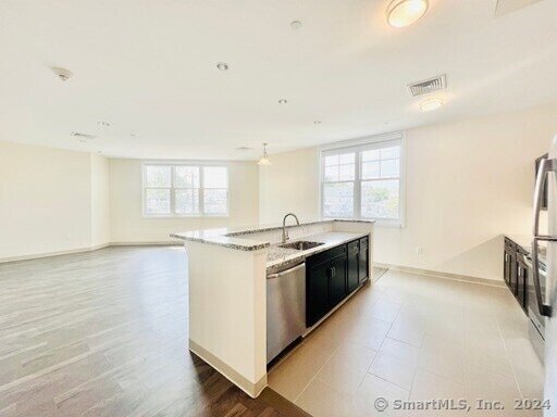 Foto del edificio - 215 Stillwater Ave