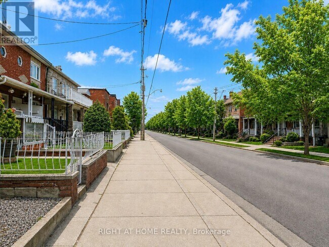 Photo du bâtiment - 380 Lansdowne Ave
