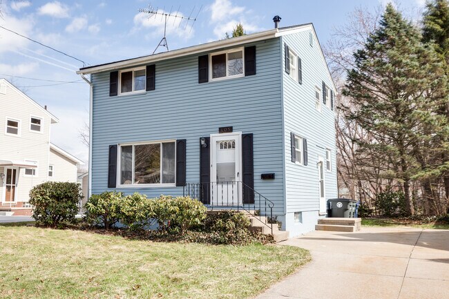 Foto del edificio - Charming 3-Bed Home with New Kitchen, Fresh Finishes & Big Backyard on a Quiet Dead-End Street
