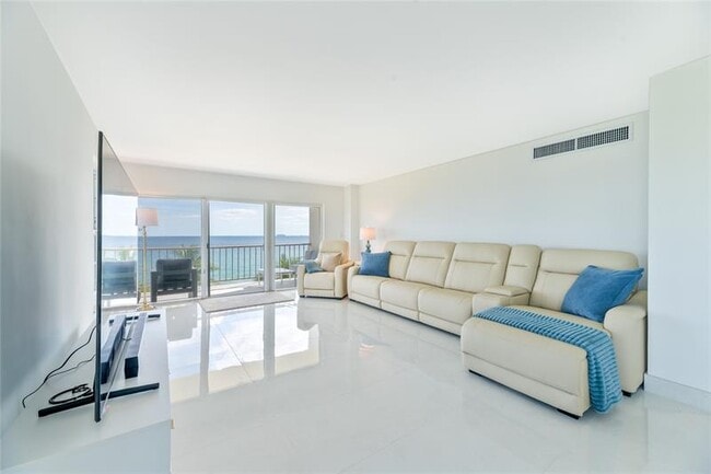 Building Photo - 1021 Hillsboro Mile