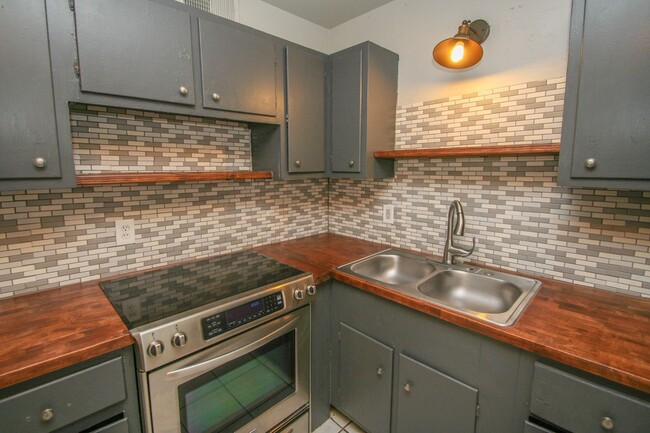 Building Photo - 1310B N Irvington Ave