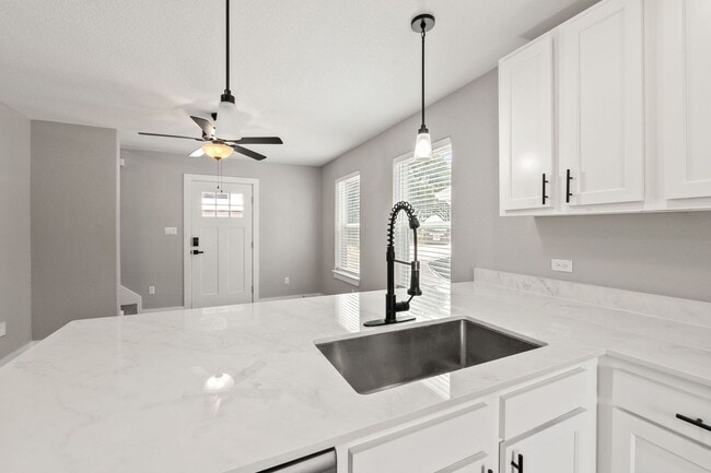 Interior Photo - 20 Tate Village