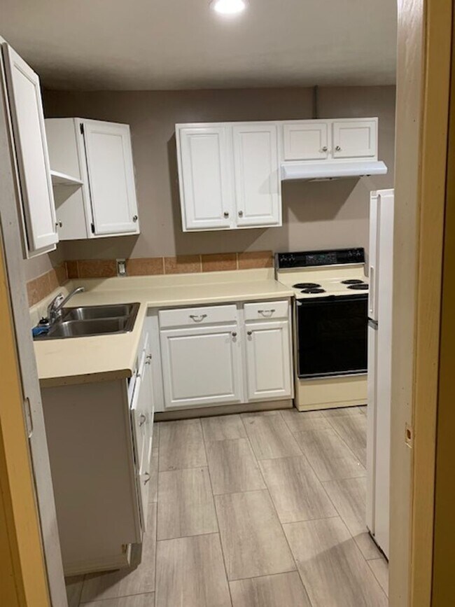 Building Photo - One bedroom One Bath Walk In-Hollister, MO