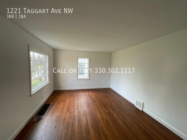 Building Photo - Three bedroom one bathroom home for rent