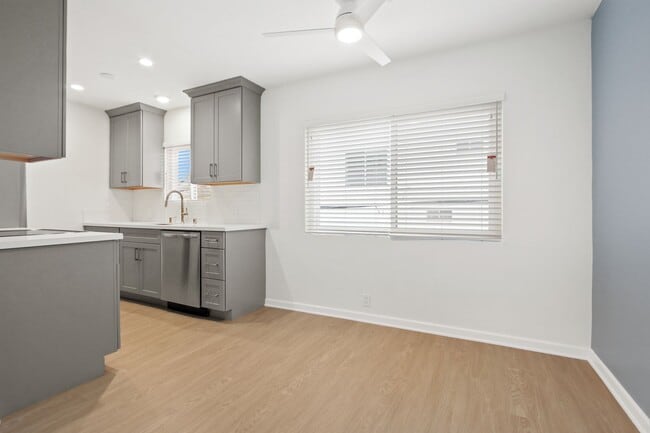Building Photo - 117 Strand St