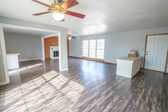 Building Photo - 906 Carey Dr