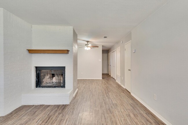 Foto del edificio - Charming 2 Bed, 1.5 Bath Apartment in Prim...