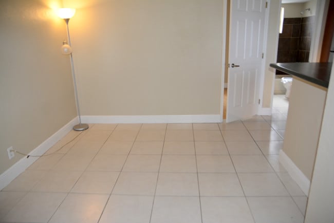 living room - 4081 N Dixie Hwy