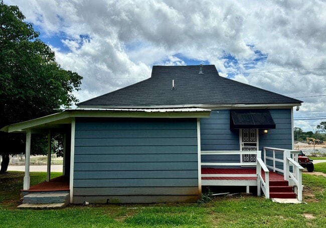 Building Photo - 2 Bedroom Cottage with Charm!