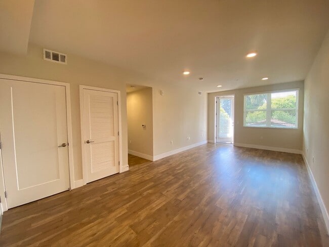 Building Photo - Modern 2 Bedroom, 2 Bathroom Condo Located...