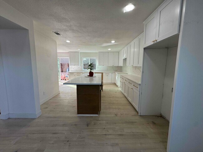 Foto del edificio - 1565 Joanne St