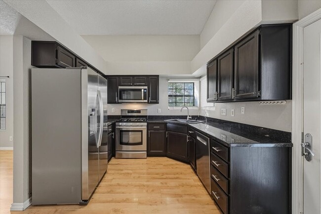 Foto del edificio - 4909 Fiesta Lakes St