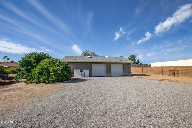 Foto del edificio - 6012 W Grovers Ave