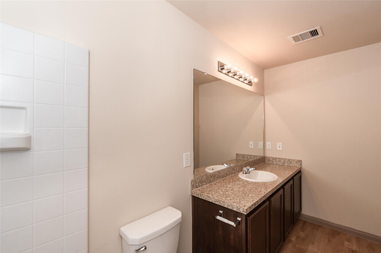 Foto del edificio - 5822 Long Arbor Ln