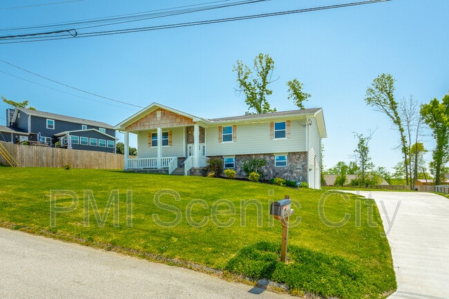 Foto del edificio - 8128 Fallen Maple Dr