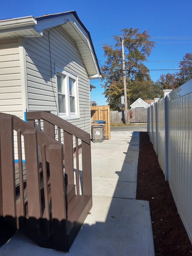 Building Photo - 746 Hilltop Ave