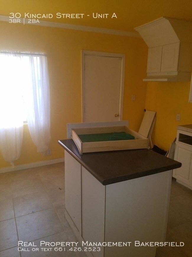 Building Photo - 3 bedroom in Bakersfield CA 93307