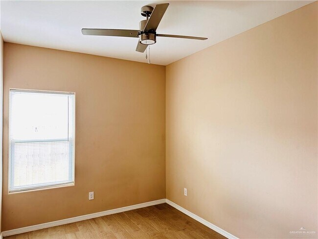 Building Photo - 11 W Driftwood St