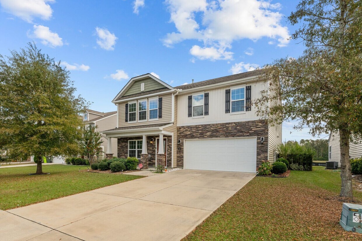 Foto principal - Lake View Four Bedroom 2.5 Bath Home