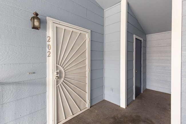 Building Photo - 2nd floor unit in gated community with pool/spa/tennis