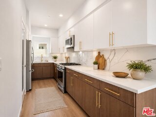Foto del edificio - 2115 1/2 Beachwood Drive, Los Angeles, CA 90068 - 3 BR 3 BA house