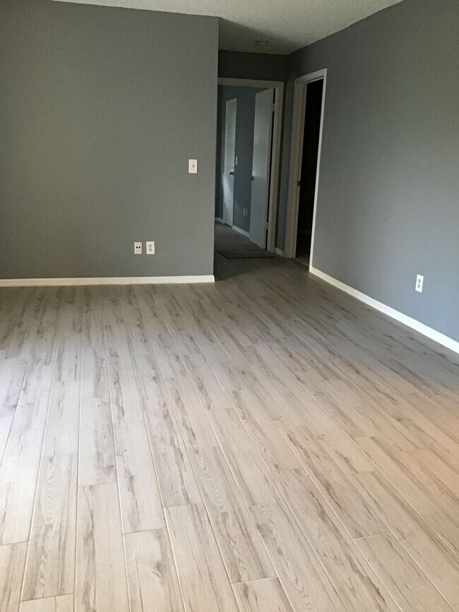 Building Photo - Spacious Home near the Crosstown Parkway