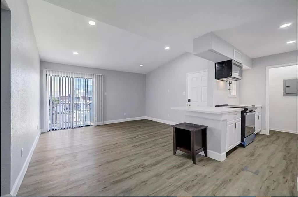 Primary Photo - 9550 Deering Dr