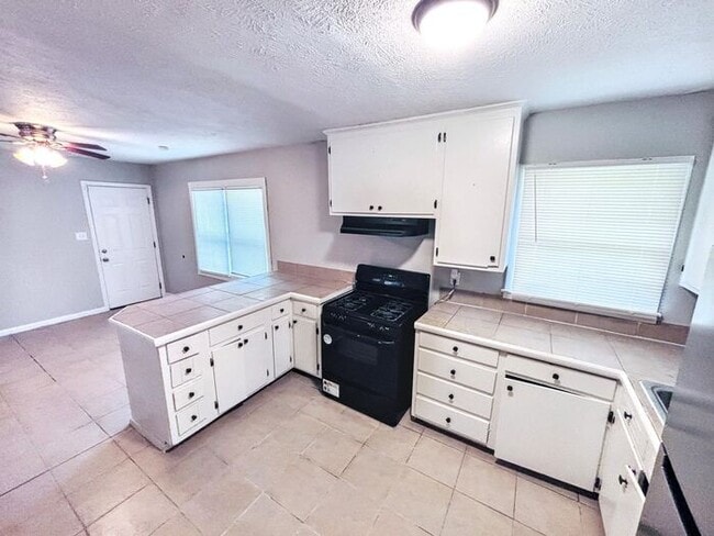 Building Photo - 2705 Charleston Dr