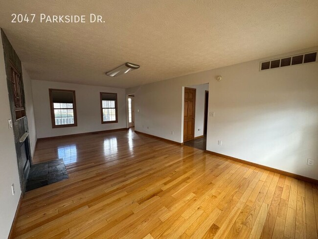 Building Photo - 2047 Parkside Dr