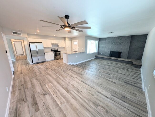 Building Photo - 1604 E El Parque Dr