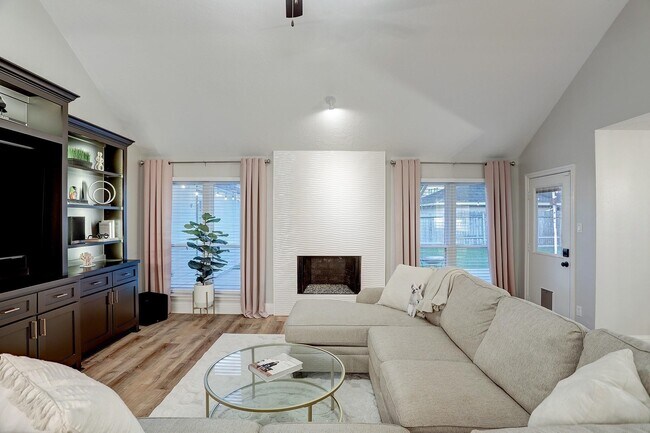Building Photo - 15407 Woodcote Ct