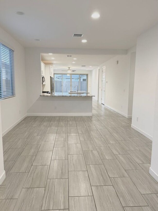 Building Photo - Desirable Neighborhood! 3 Bedroom 2 Bathro...