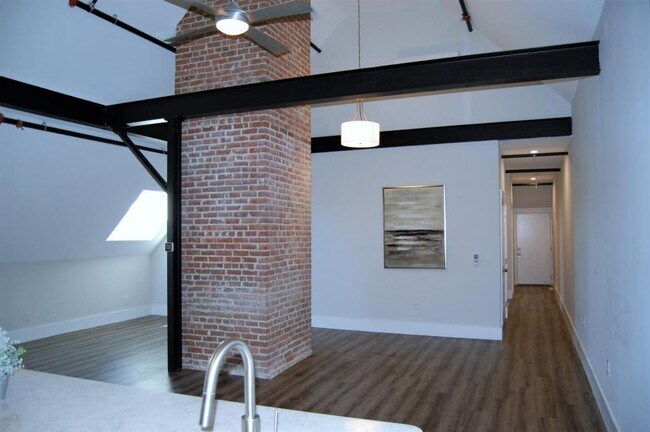 Building Photo - 155 Ararat St #303