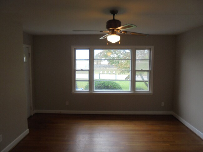 Foto del edificio - Cozy one level apartment with hardwood floors
