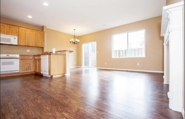 Foto del edificio - Charming 3 BD* 2.5 BA* Townhome Located In...