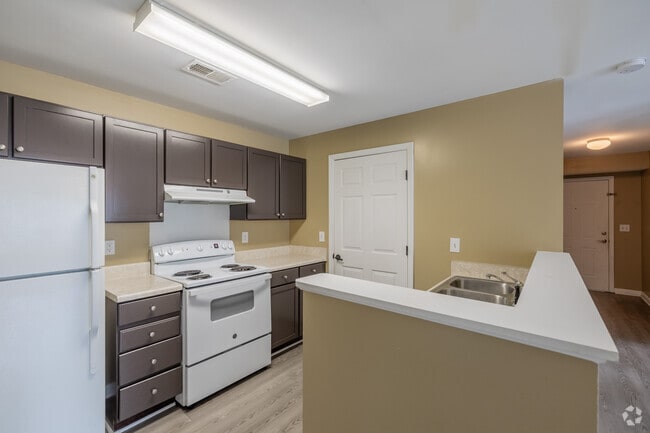 2BR, 2BA - 950SF - Kitchen - Hanover Ridge Apartments