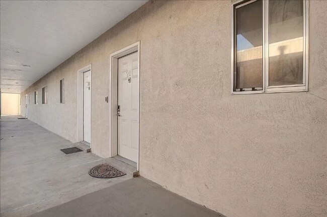 Building Photo - Cozy and Charming Studio Centrally Located