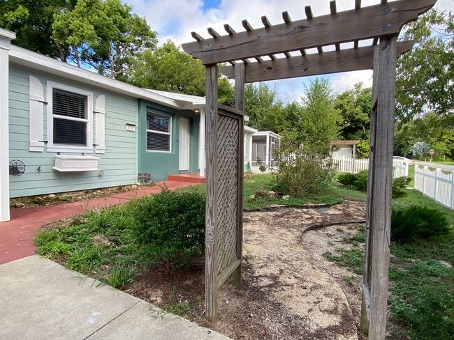 Building Photo - 2 Bedroom, 1 Bath Duplex in Groveland - Pr...