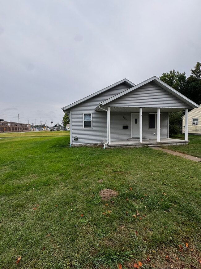 Building Photo - 325 N Calumet Ave Building Photo - 325 N Calumet Ave
